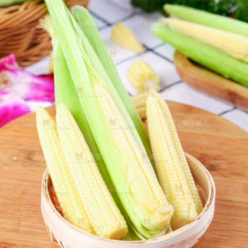 木板上放着水果玉米笋
