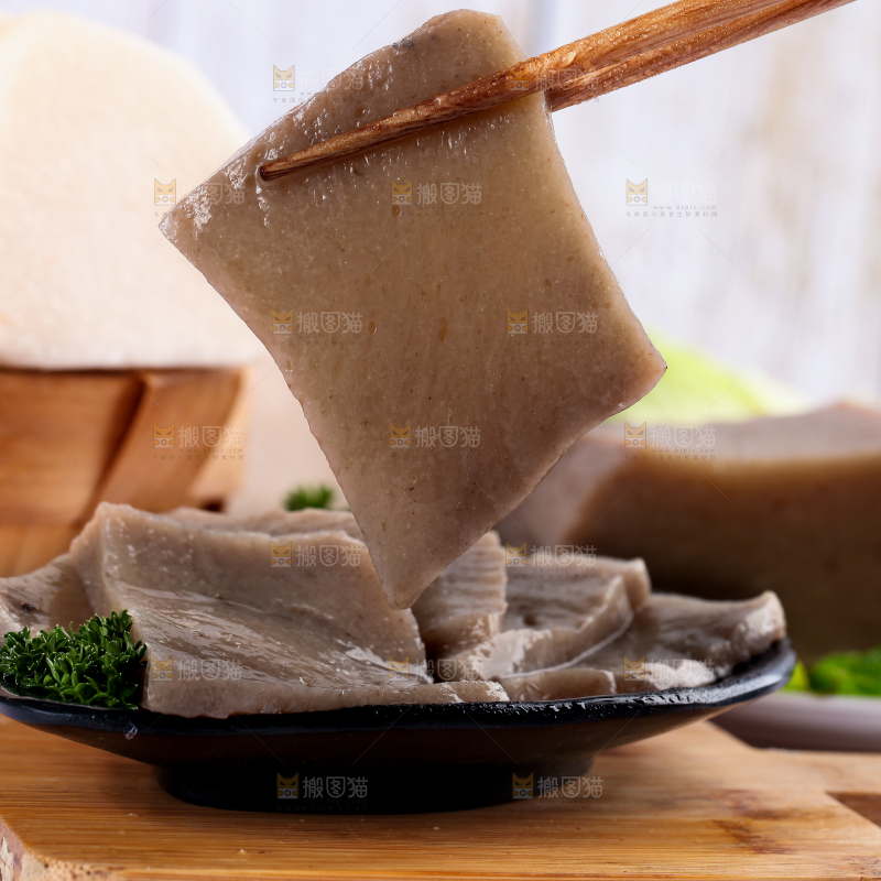 木板上放着一盘魔芋豆腐