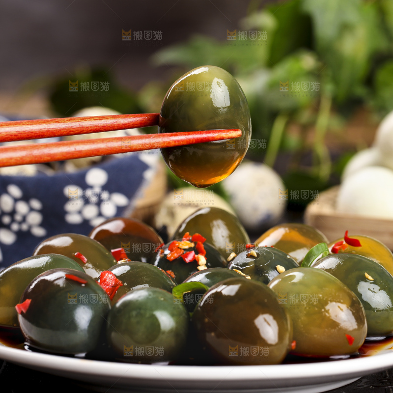 盘子里装着溏心珍珠小皮蛋