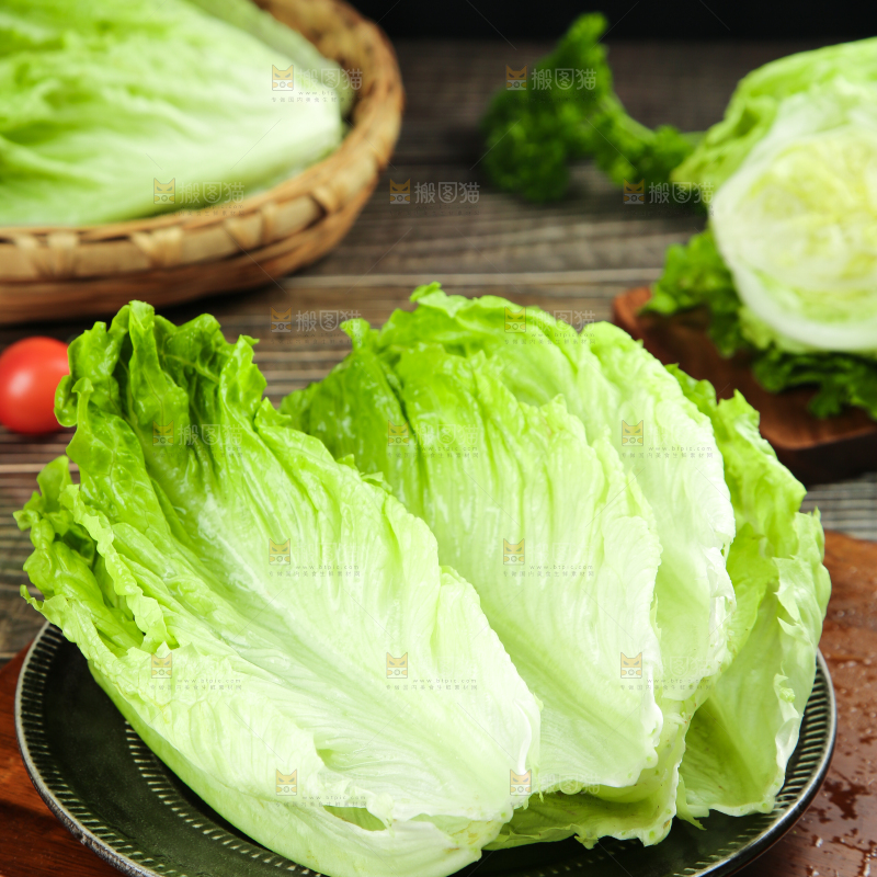 木板上放着新鲜生菜