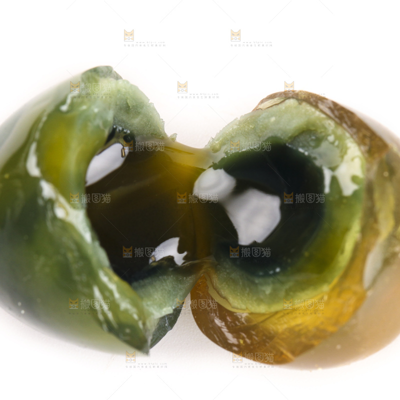 白底上放着新鲜鹌鹑皮蛋