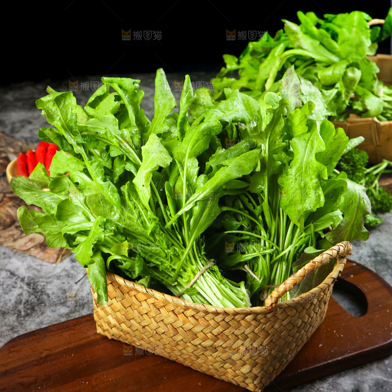 篮子里装着芥菜
