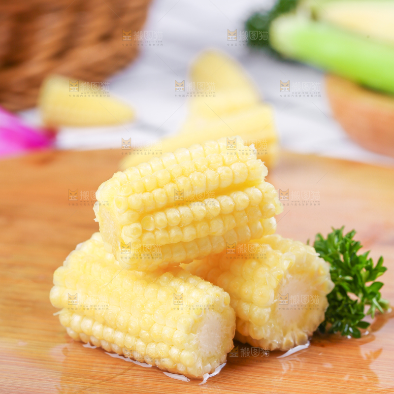 木板上放着水果玉米笋