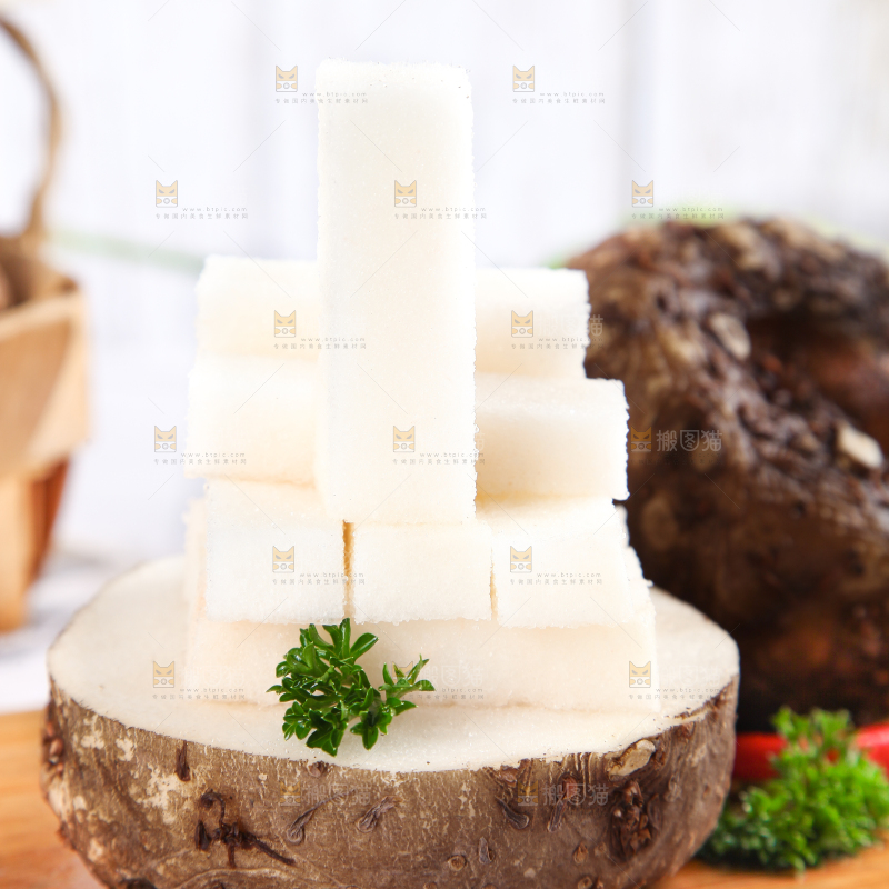 木板上放着新鲜魔芋