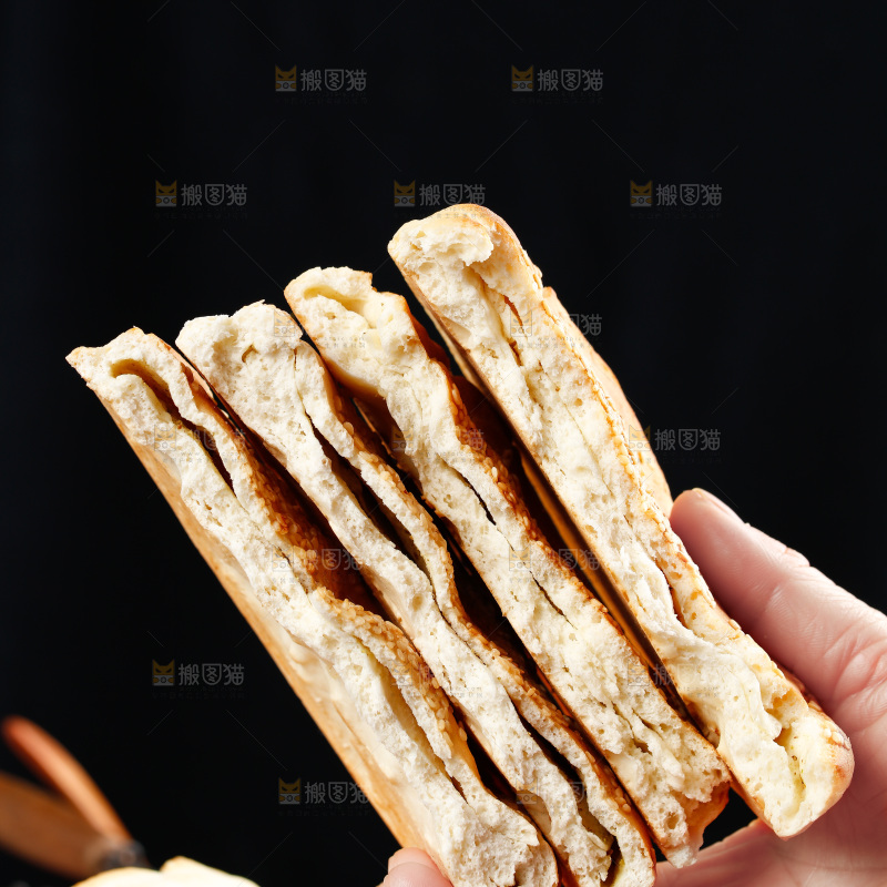 手里拿着吊炉烧饼