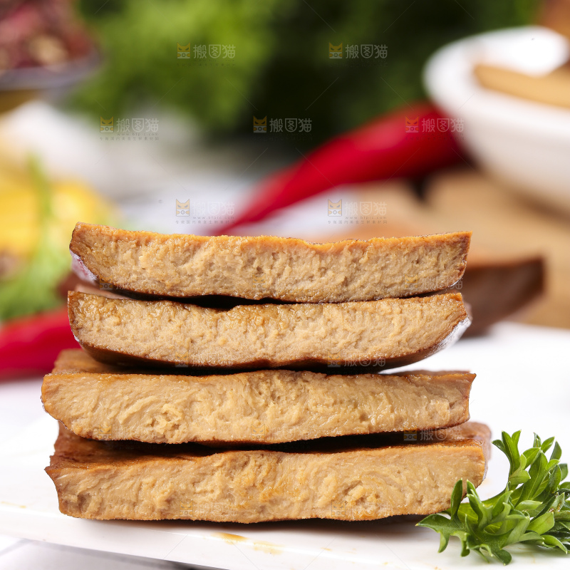 盘子里装着五香豆腐干