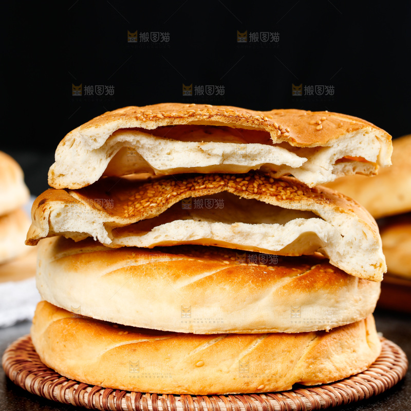 黑石板上的手工烧饼