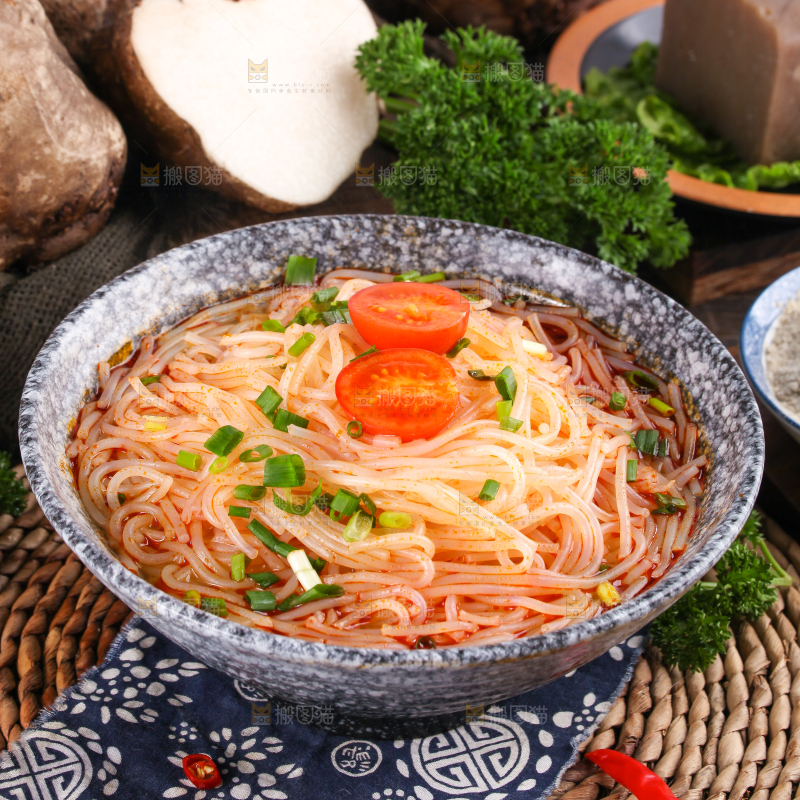 碗里装着香辣米粉