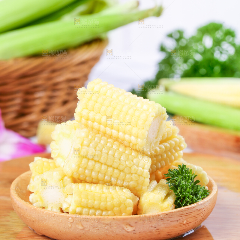 木板上放着水果玉米笋