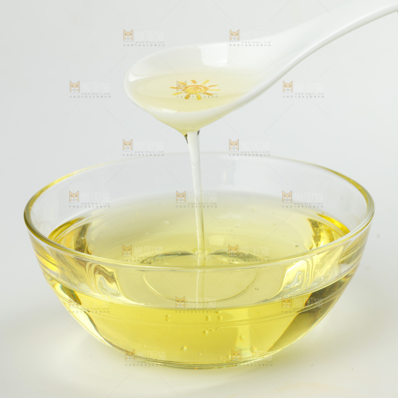 白底上放着一碗食用油