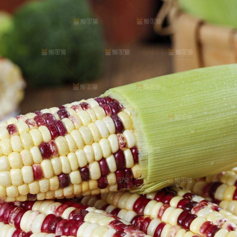 木底上放着花糯玉米