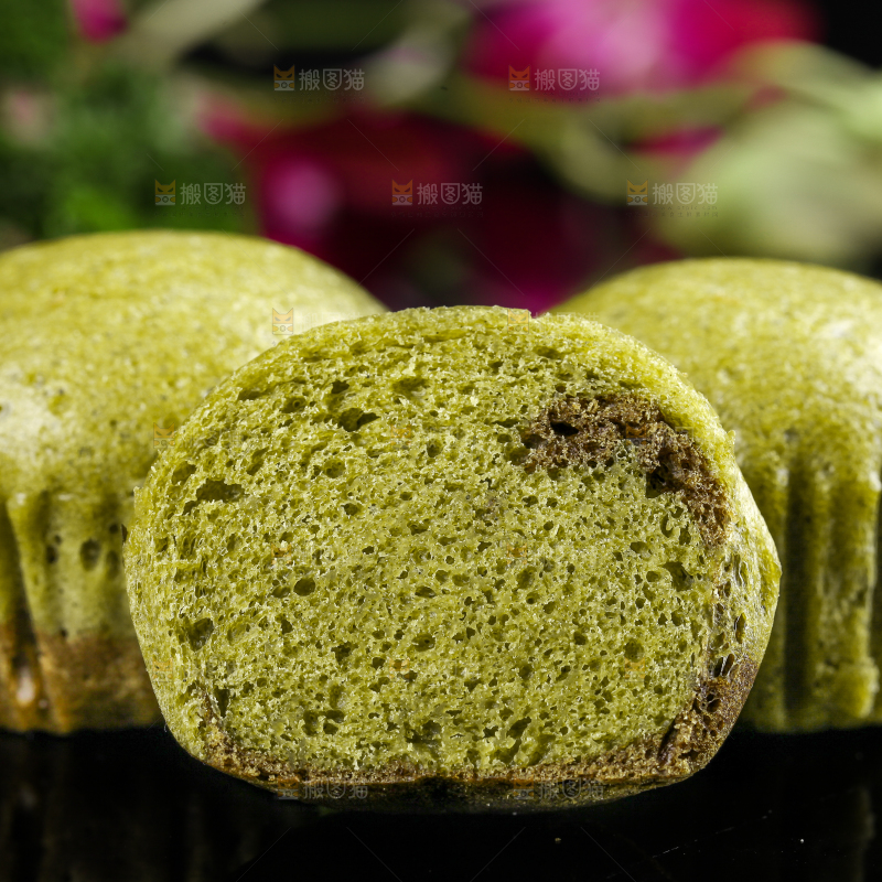 石板上放着抹茶巧克力马拉糕