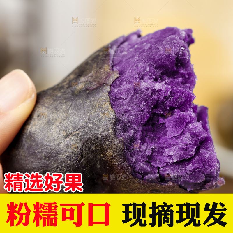 手里拿着新鲜土豆
