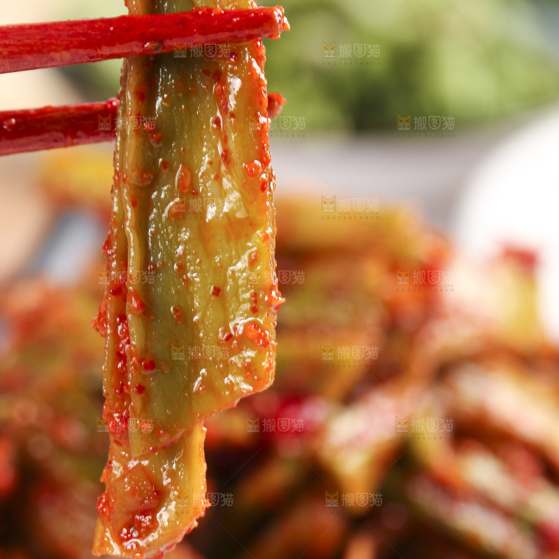 筷子上夹着红油贡菜