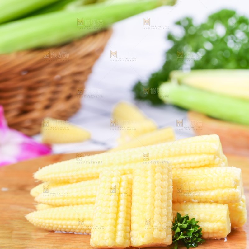 木板上放着水果玉米笋