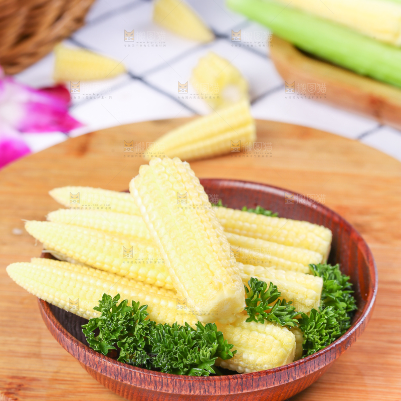 木板上放着水果玉米笋