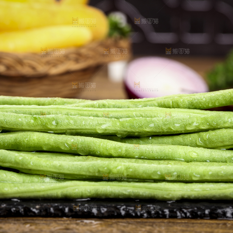 木板上放着一盘新鲜豆角