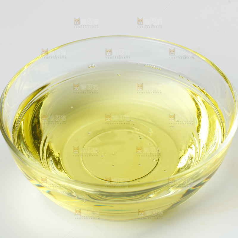 白底上放着一碗食用油