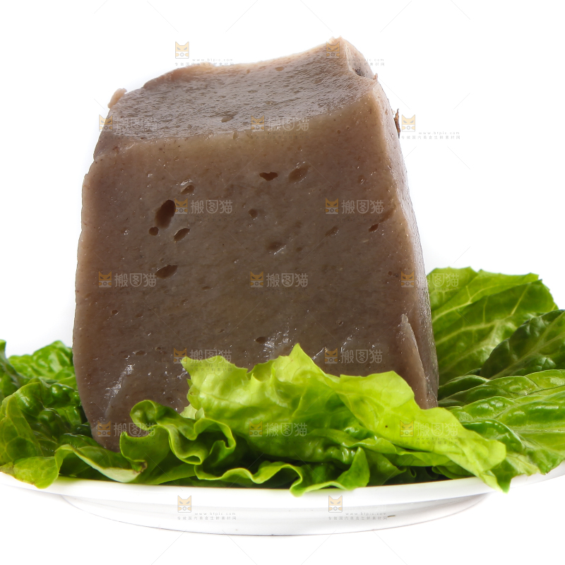 白底上放着一盘魔芋豆腐