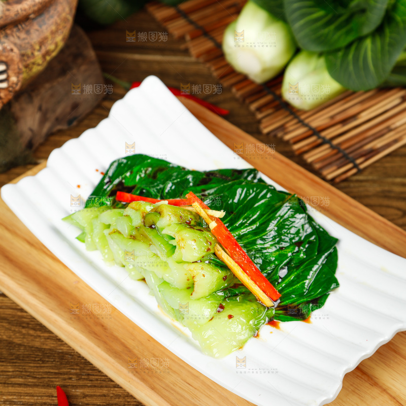 盘子里装着炒青菜