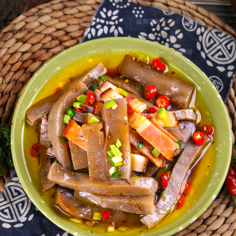 盘里装着凉拌魔芋豆腐