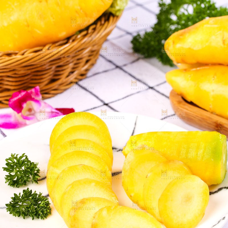 盘子里装着黄皮胡萝卜