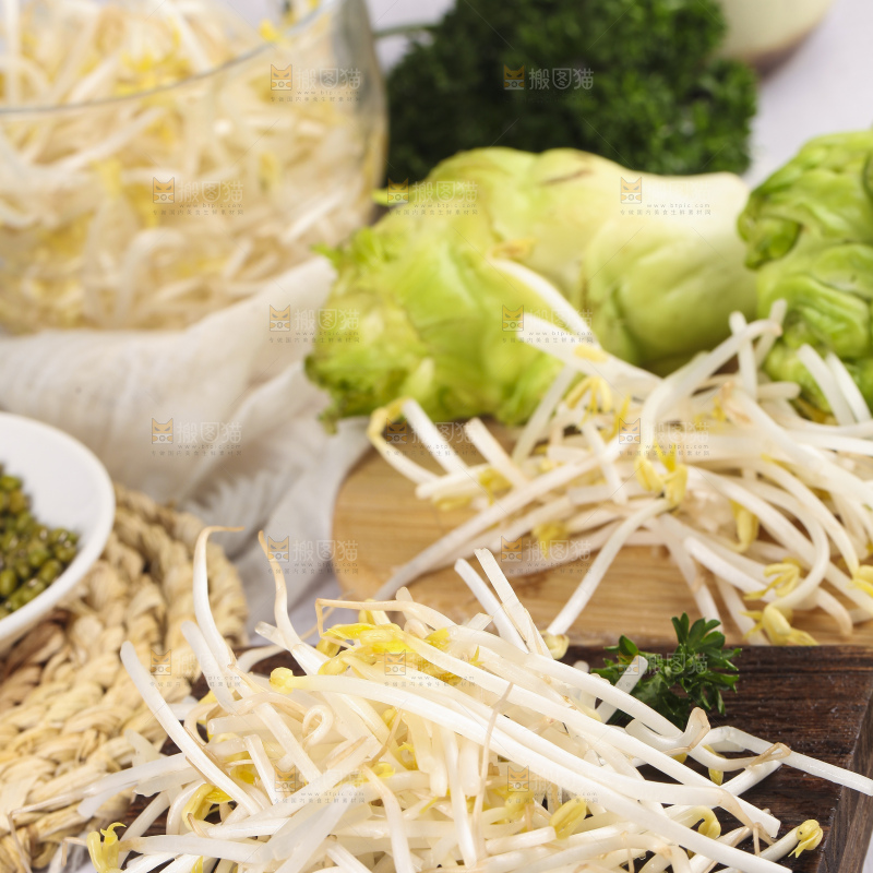 木板上的嫩豆芽