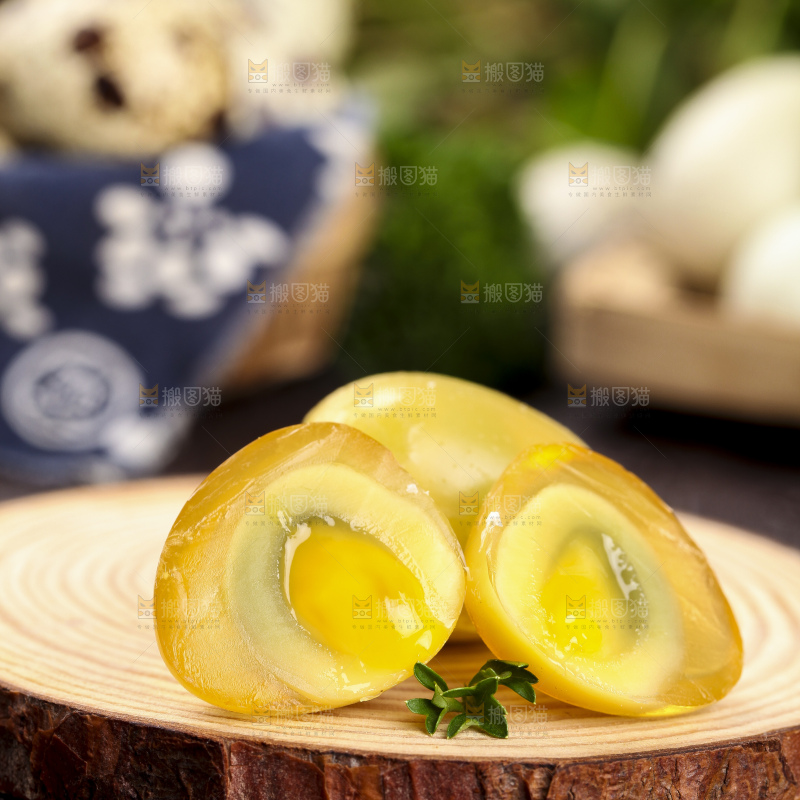 木板上的溏心小皮蛋
