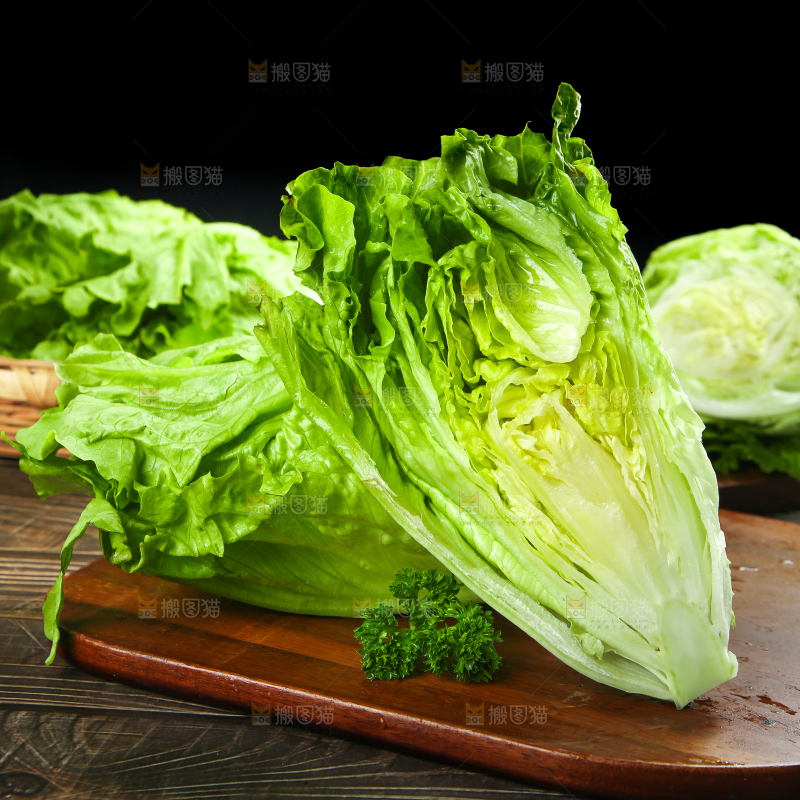 木板上放着新鲜生菜