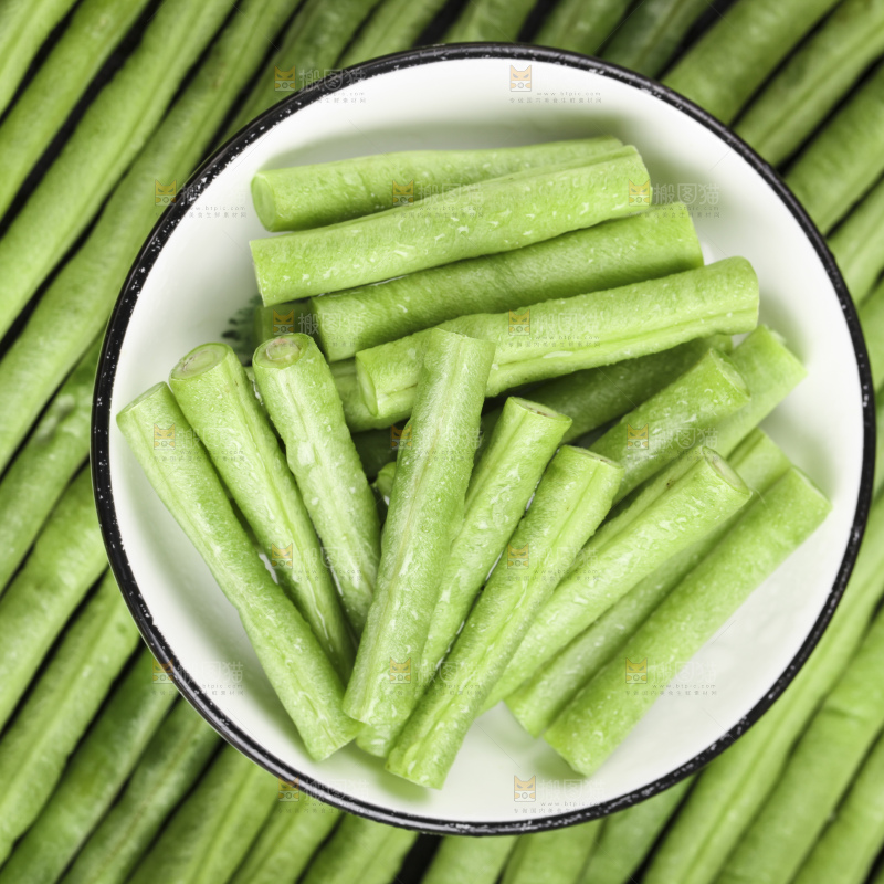 木板上放着一盘新鲜豆角