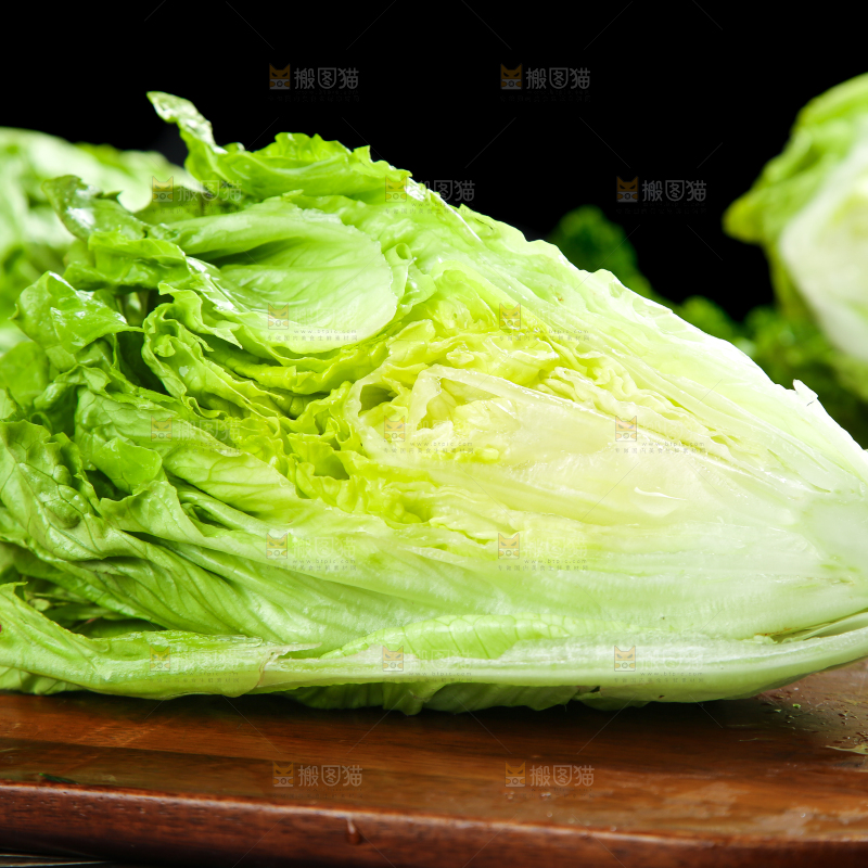 木板上放着新鲜生菜