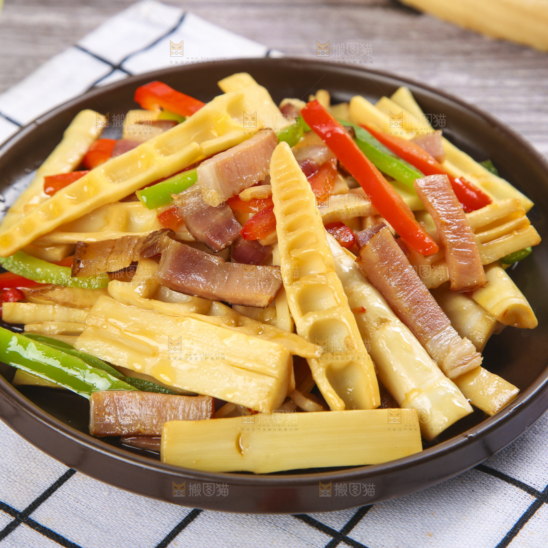 盘子里装着竹笋烧肉