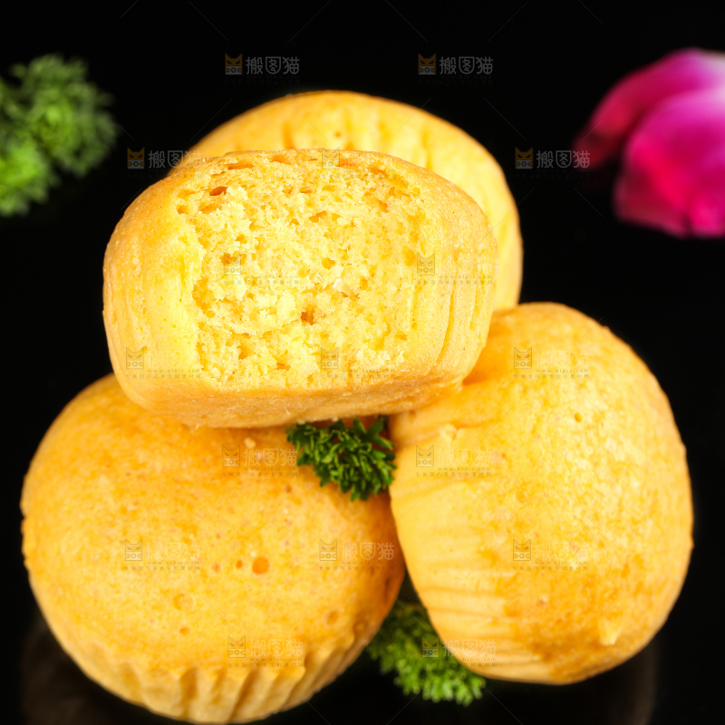 黑石板上放着广式马拉糕
