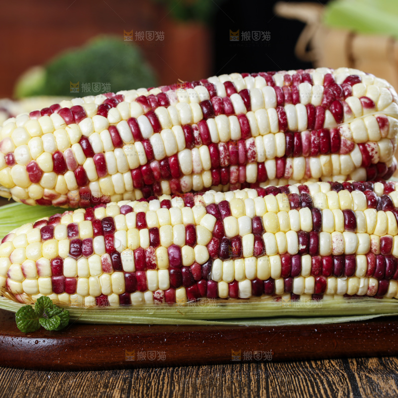 木底上放着剥皮的糯玉米