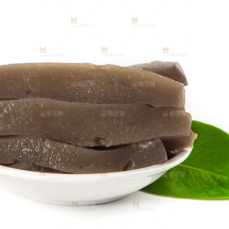 白底上放着一盘魔芋豆腐