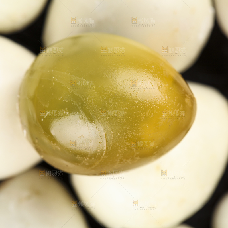 盘子里装着溏心珍珠小皮蛋