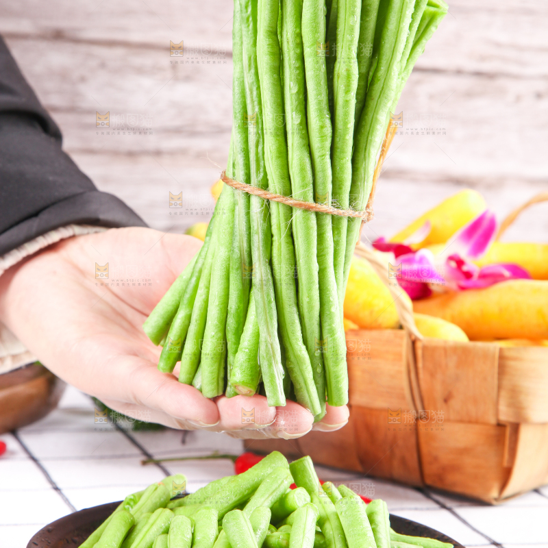 盘子里装着豇豆角