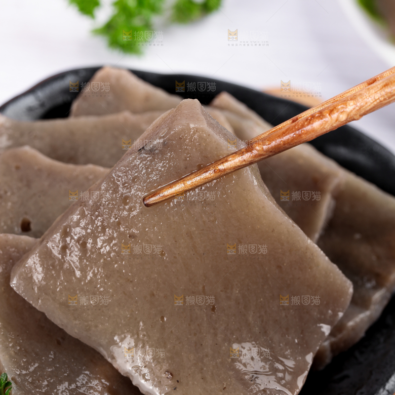 木板上放着一盘魔芋豆腐