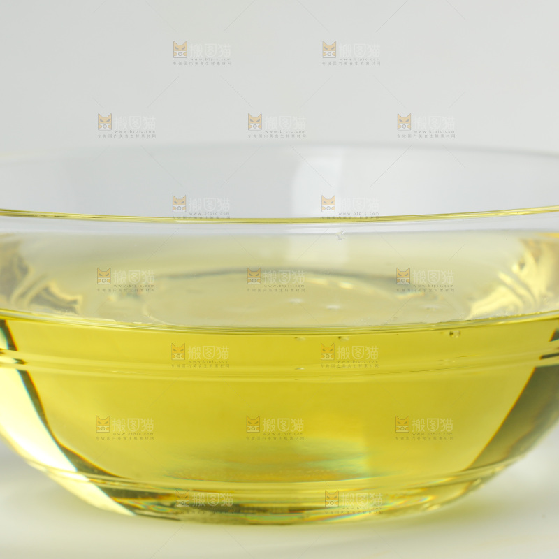 白底上放着一碗食用油