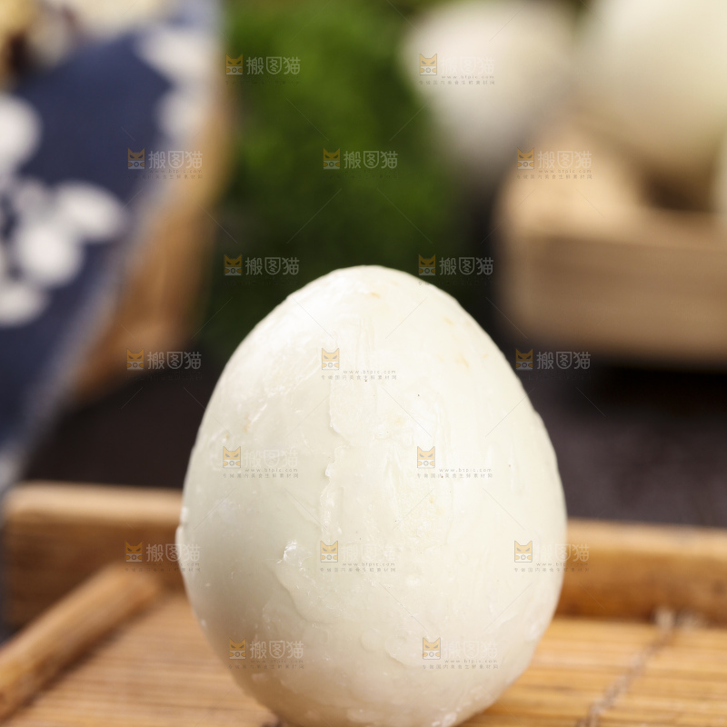 木板上的溏心小皮蛋