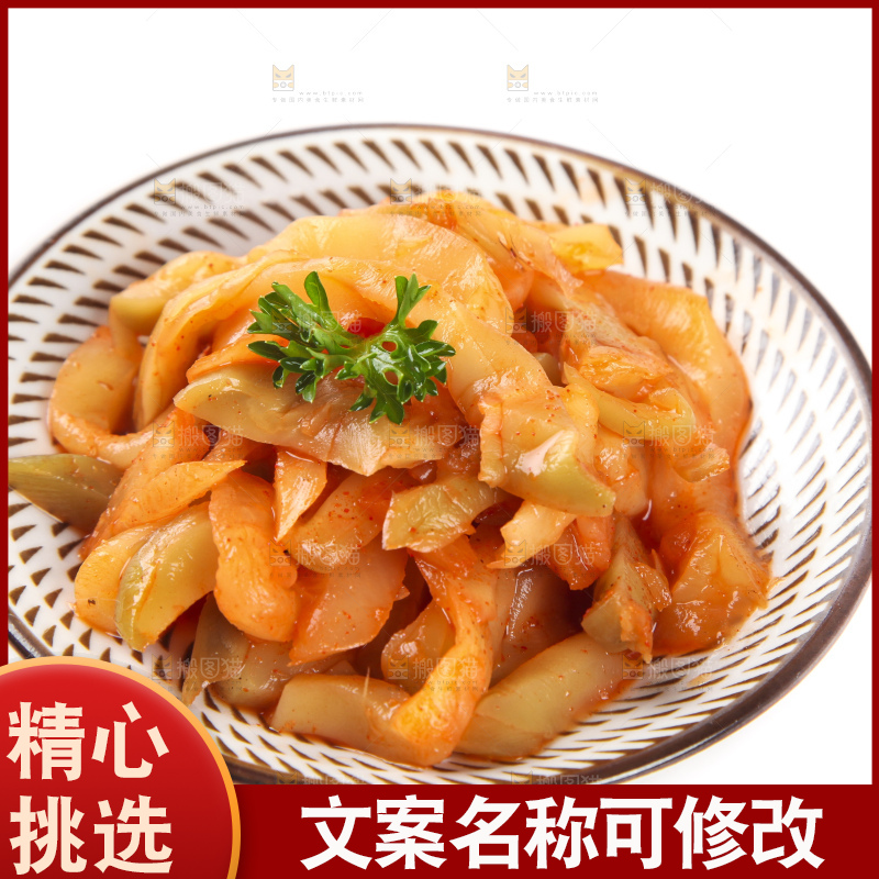 盘子里装着榨菜条