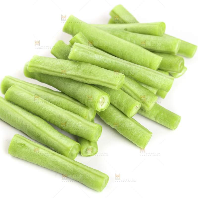 白底上放着一盘长豆角