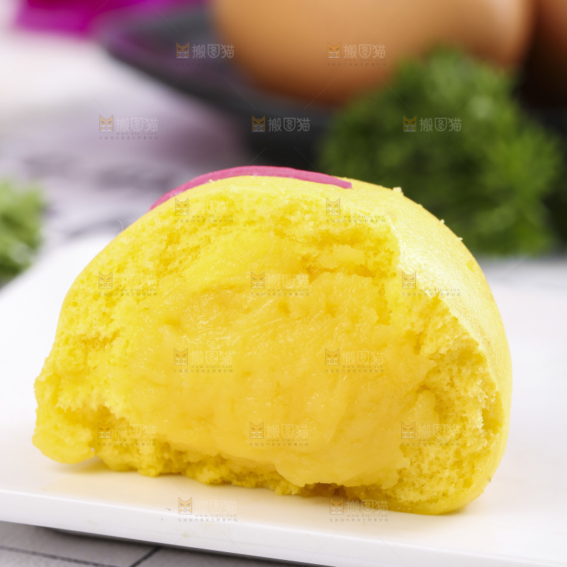 石板上放着小黄人奶黄包