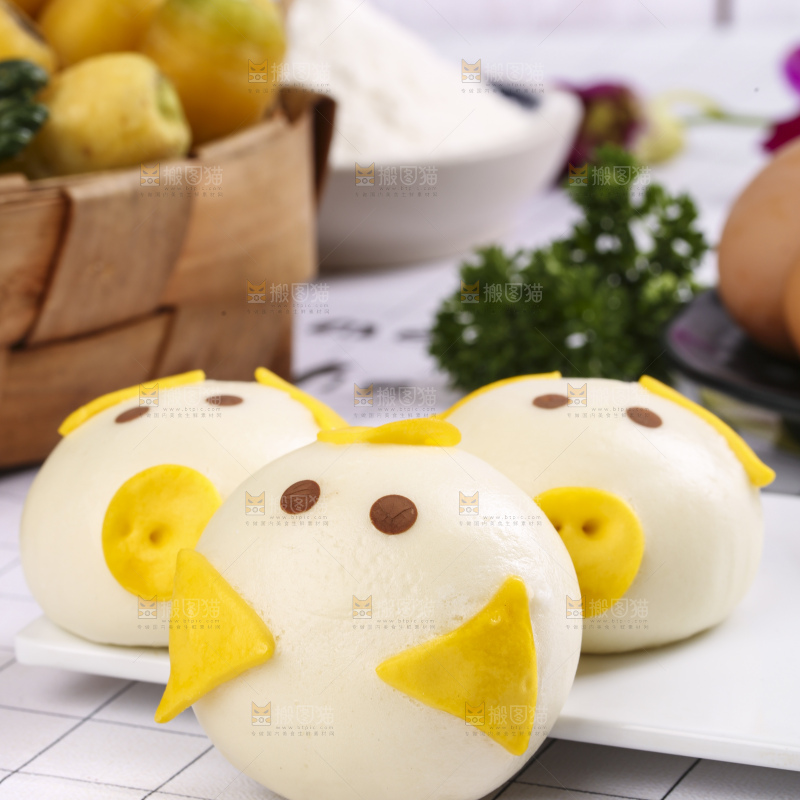 盘子里装着卡通小猪包