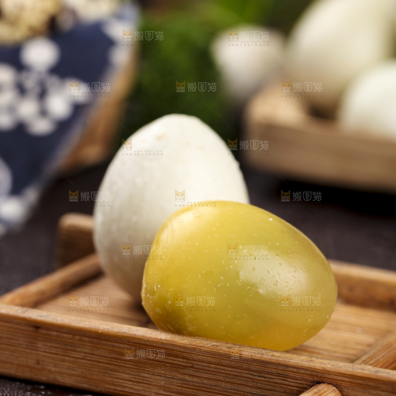 木板上的溏心小皮蛋