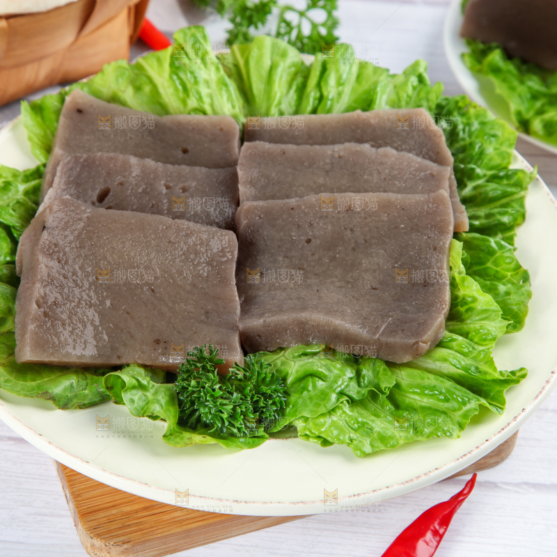 木板上放着一盘魔芋豆腐