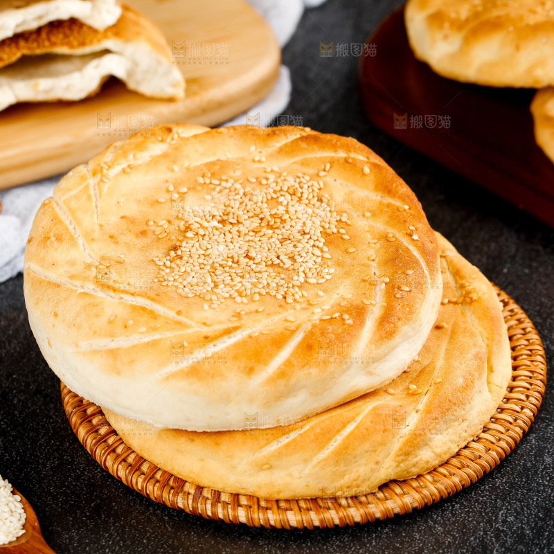 黑石板上的手工烧饼