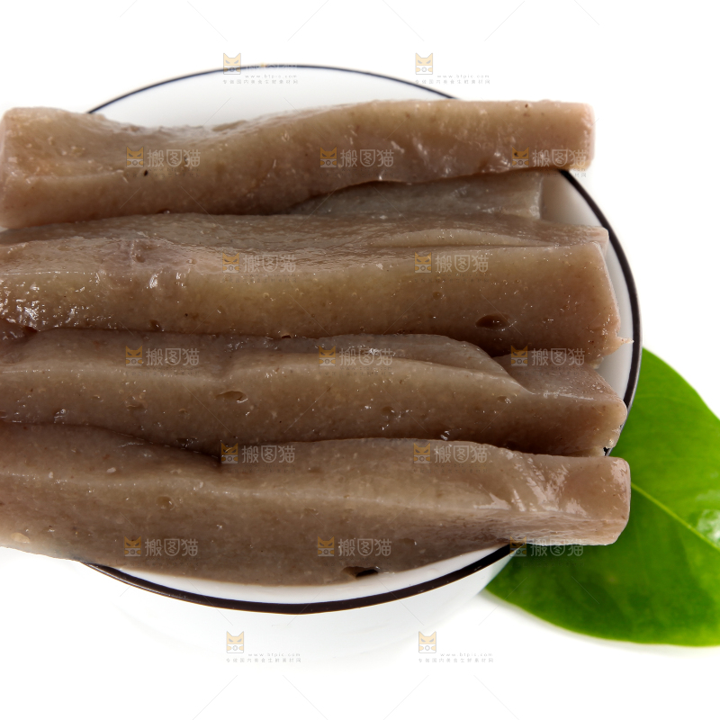 白底上放着一盘魔芋豆腐