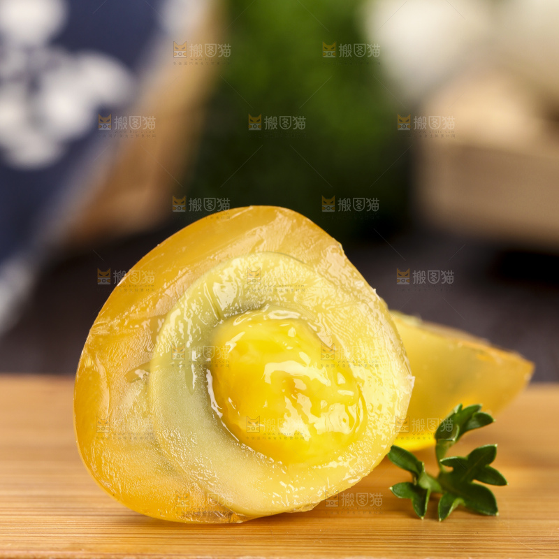盘子里装着溏心珍珠小皮蛋