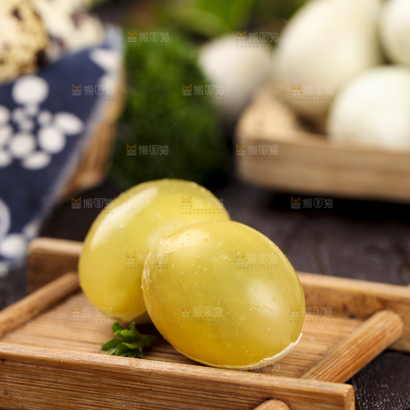 木板上的溏心小皮蛋